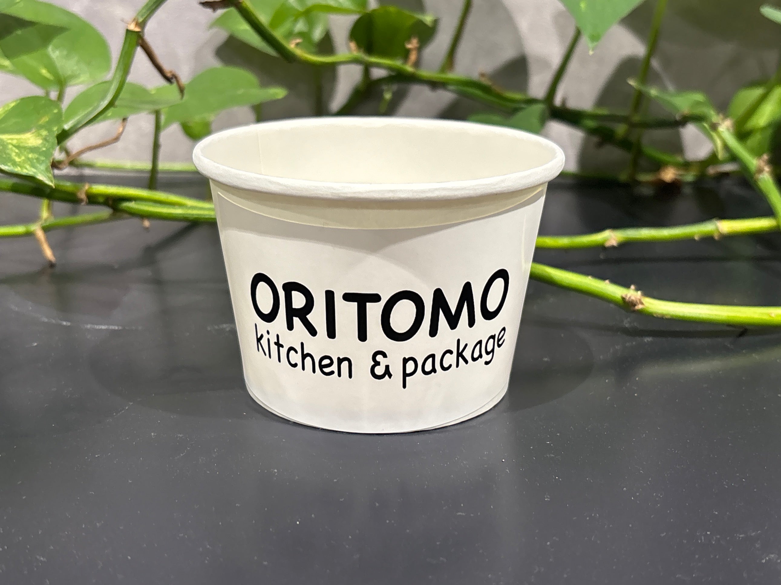 スープカップやカップ容器をロゴシールでオリジナル仕様に